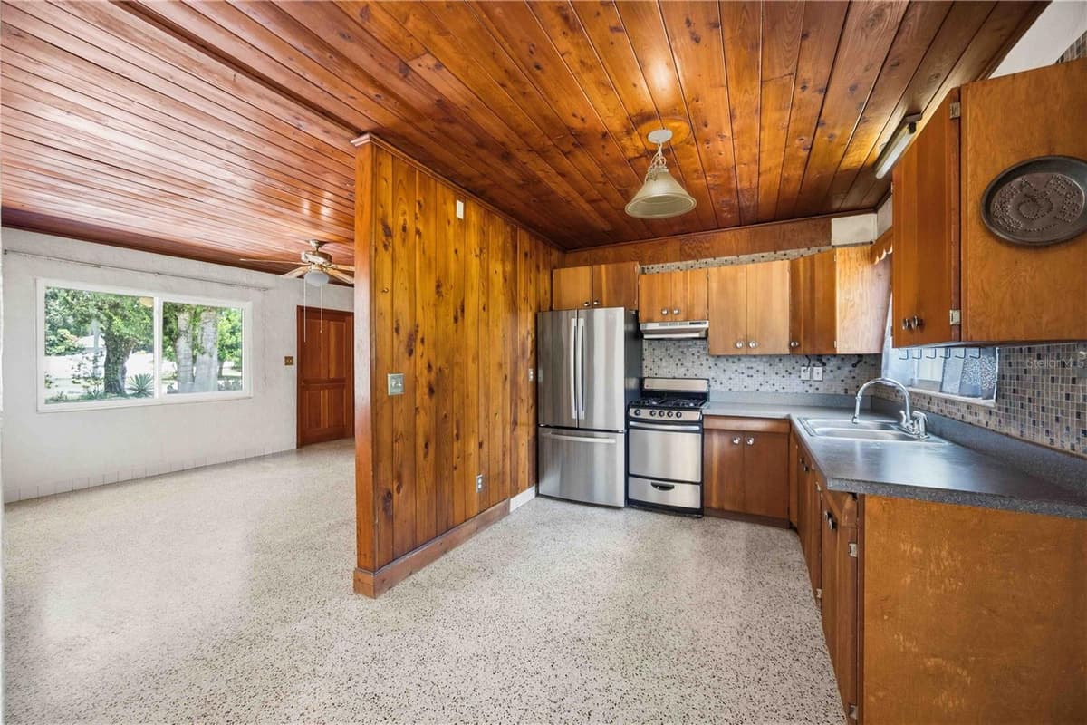 114 LAKEVIEW DRIVE — photo 8 of 45