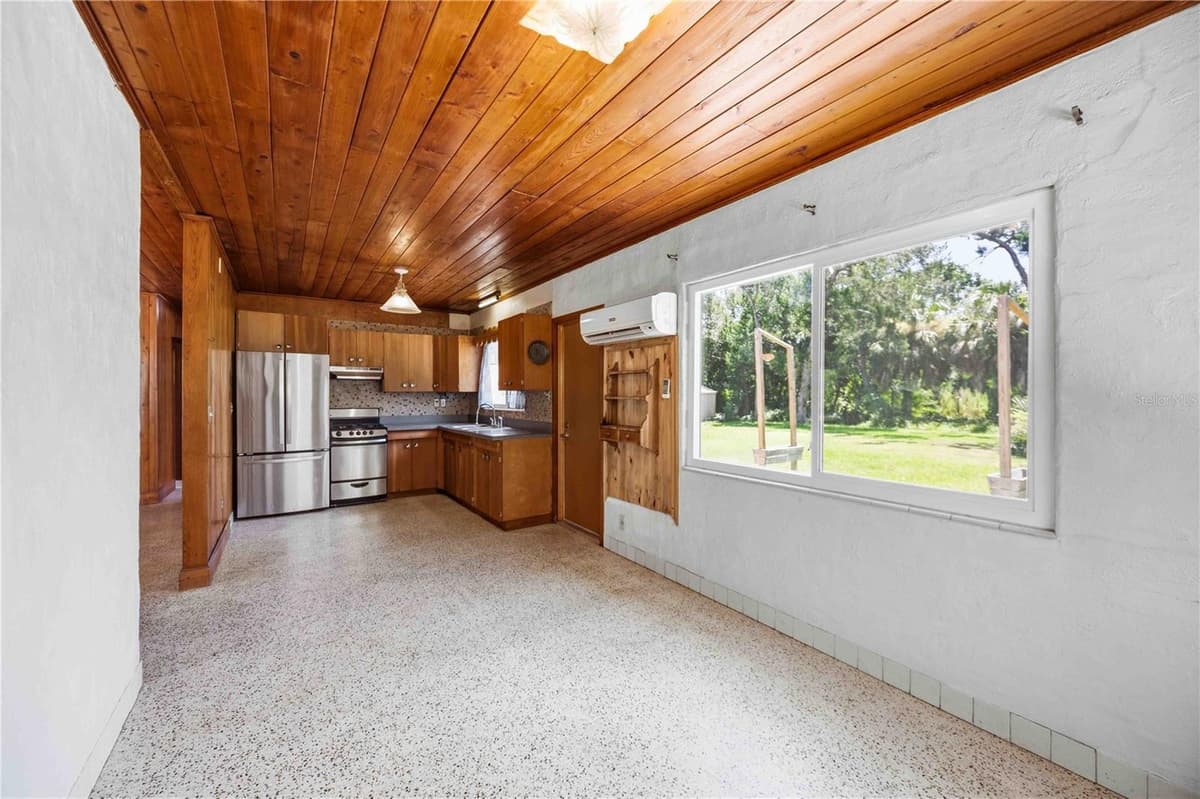 114 LAKEVIEW DRIVE — photo 9 of 45