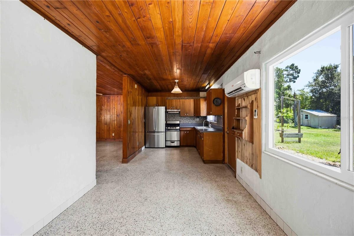 114 LAKEVIEW DRIVE — photo 11 of 45