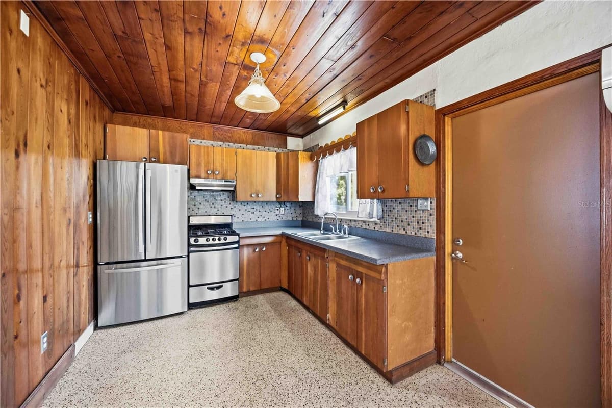 114 LAKEVIEW DRIVE — photo 12 of 45