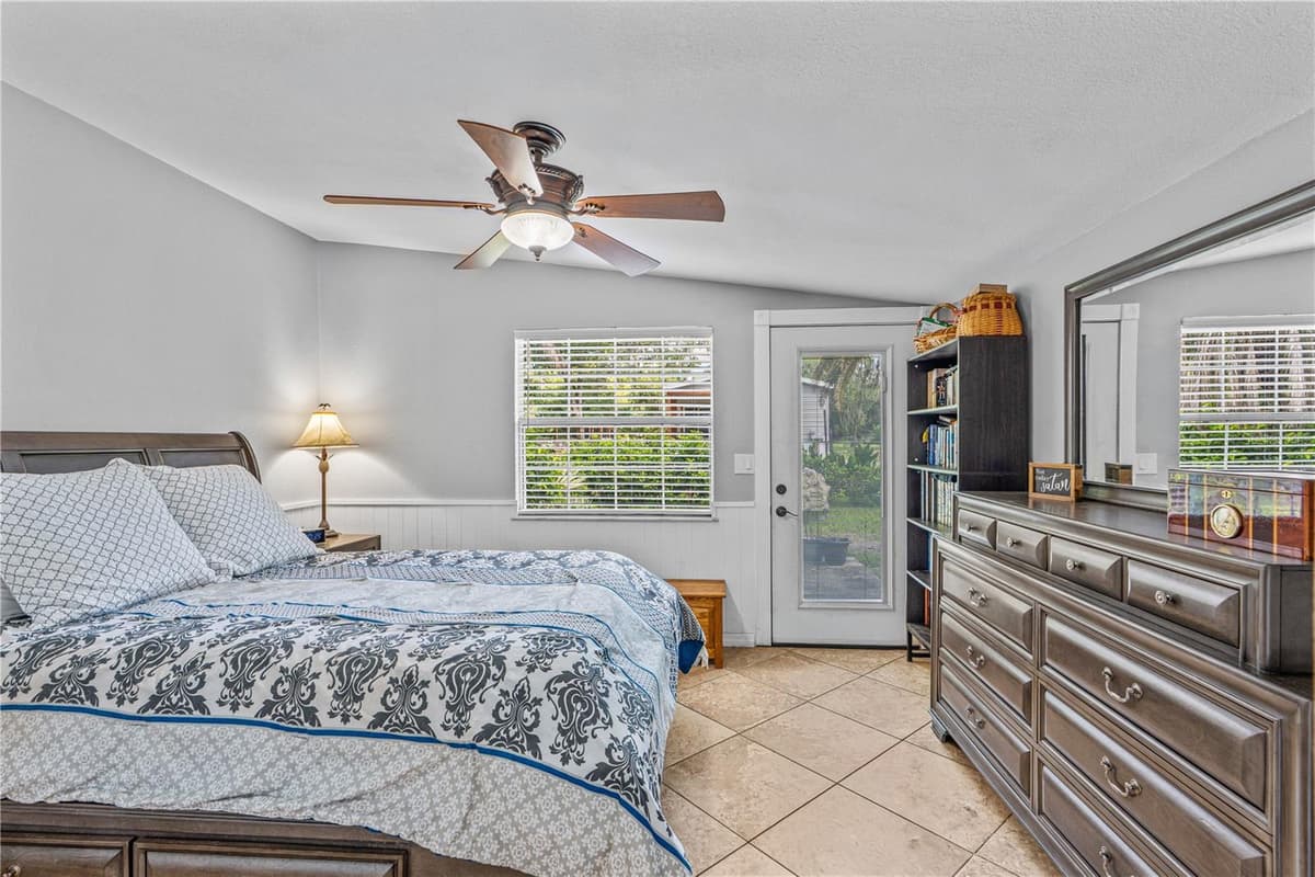 2533 GUAVA DRIVE — photo 13 of 36