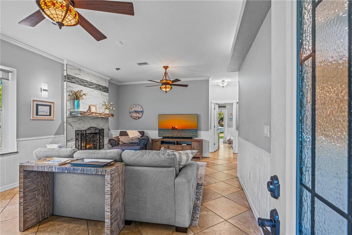 2533 GUAVA DRIVE — photo 4 of 36