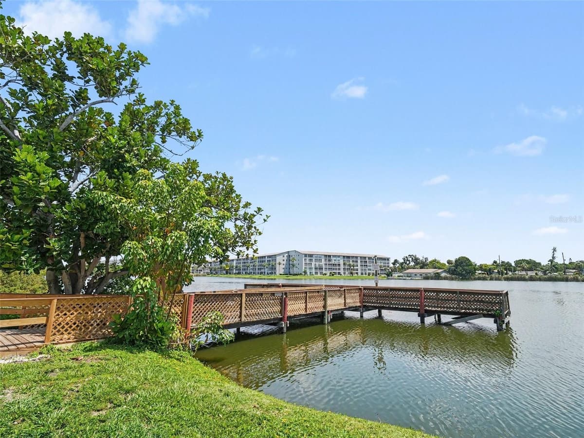 4023 LAKE BAYSHORE DRIVE — photo 2 of 41