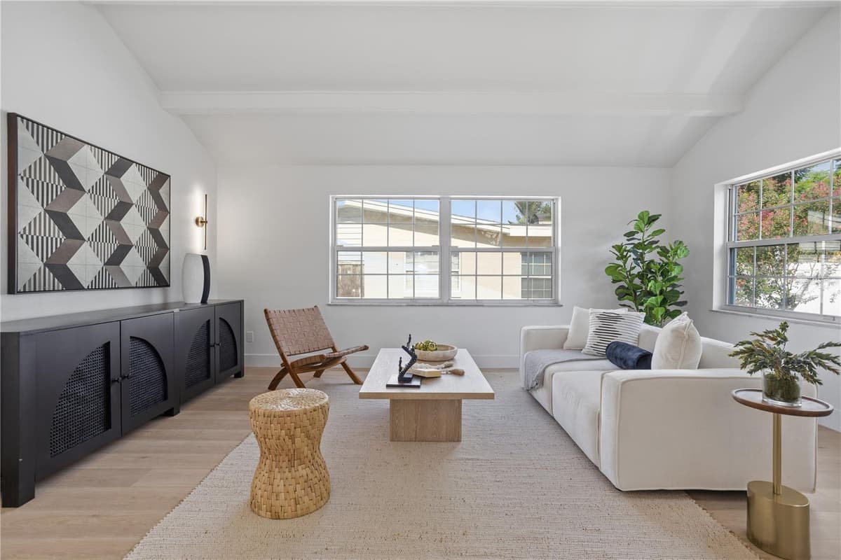 320 BENTON STREET — photo 4 of 40
