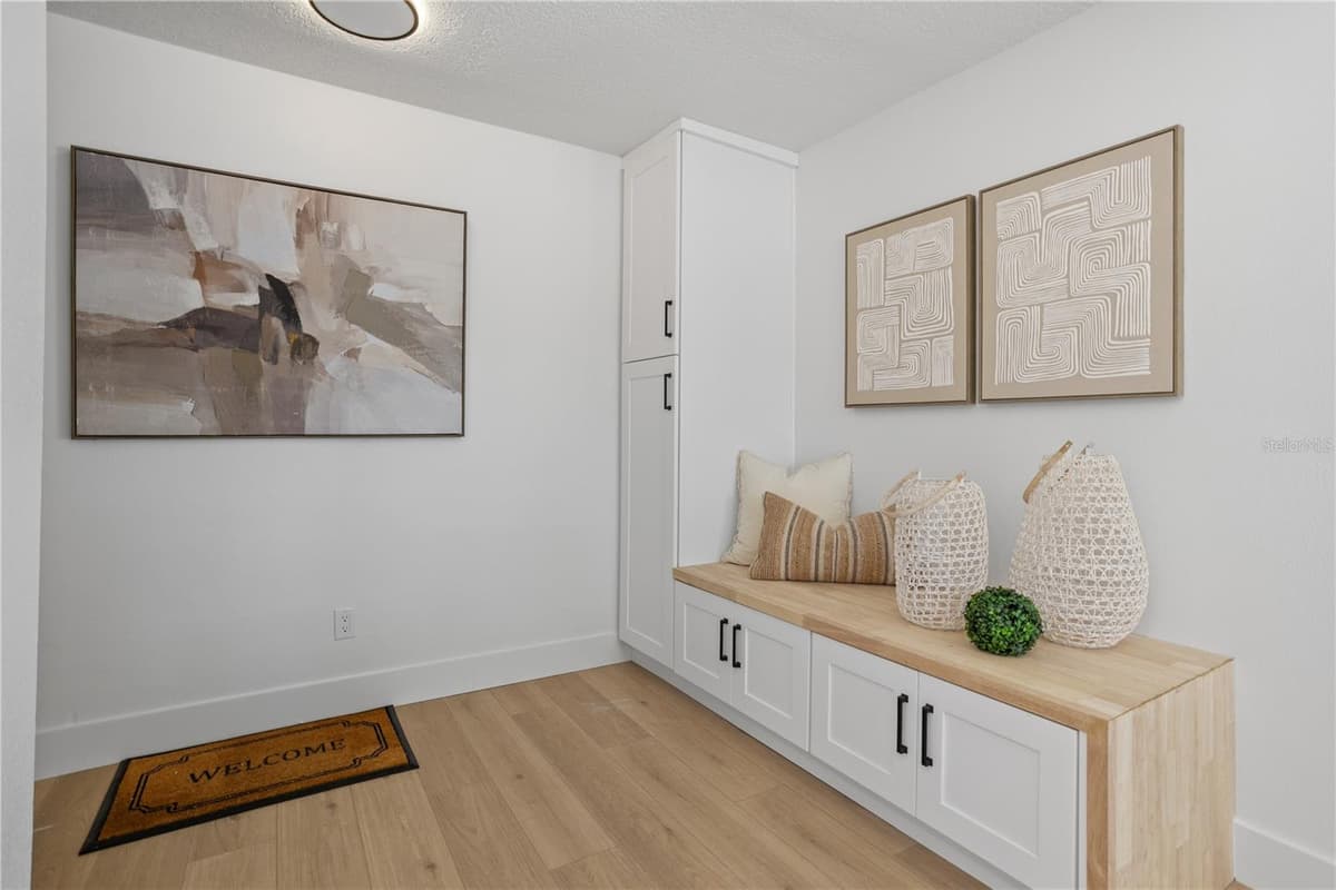 320 BENTON STREET — photo 3 of 40