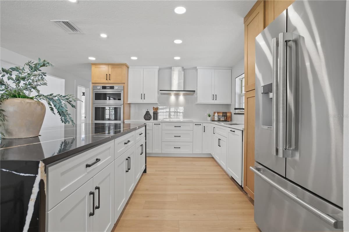320 BENTON STREET — photo 10 of 40