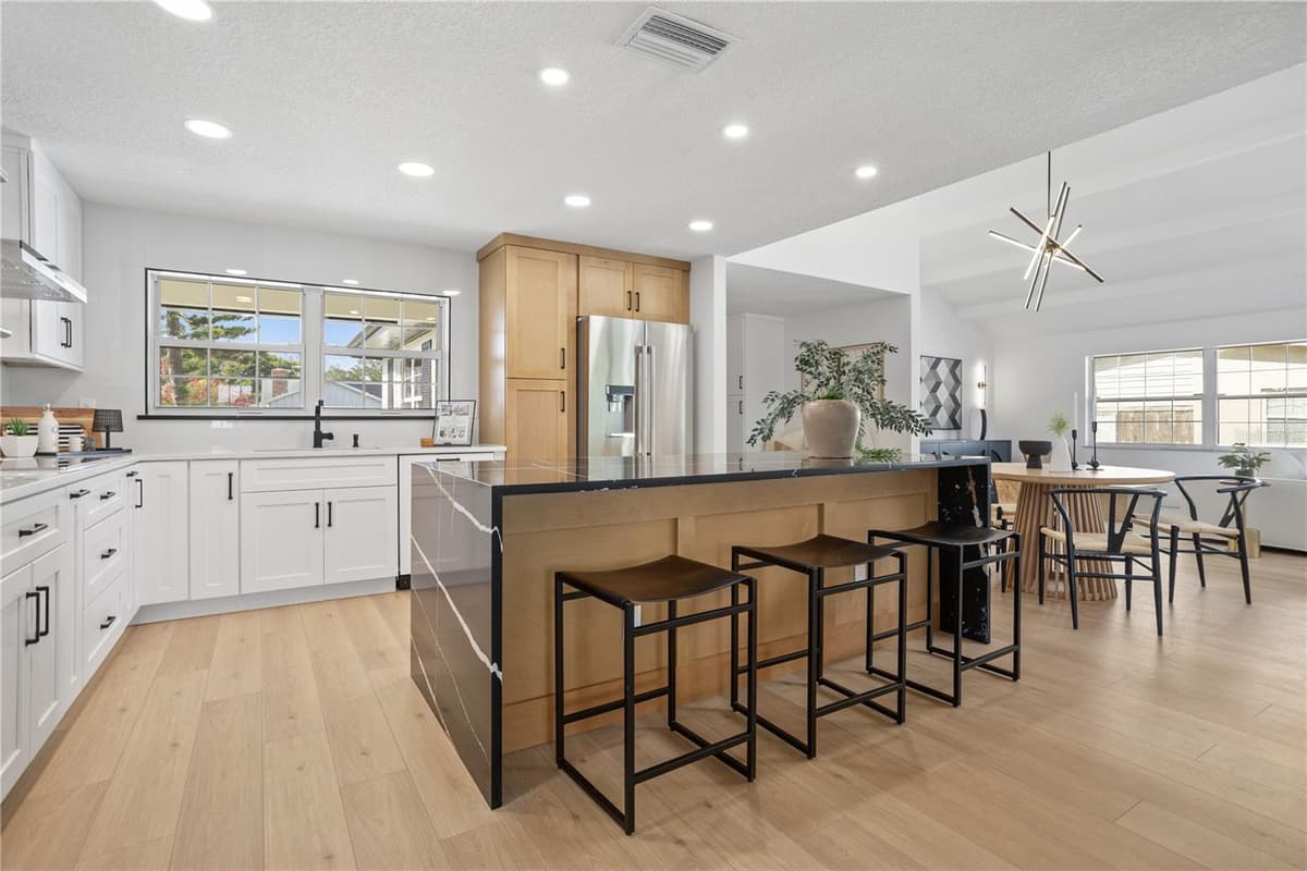 320 BENTON STREET — photo 8 of 40