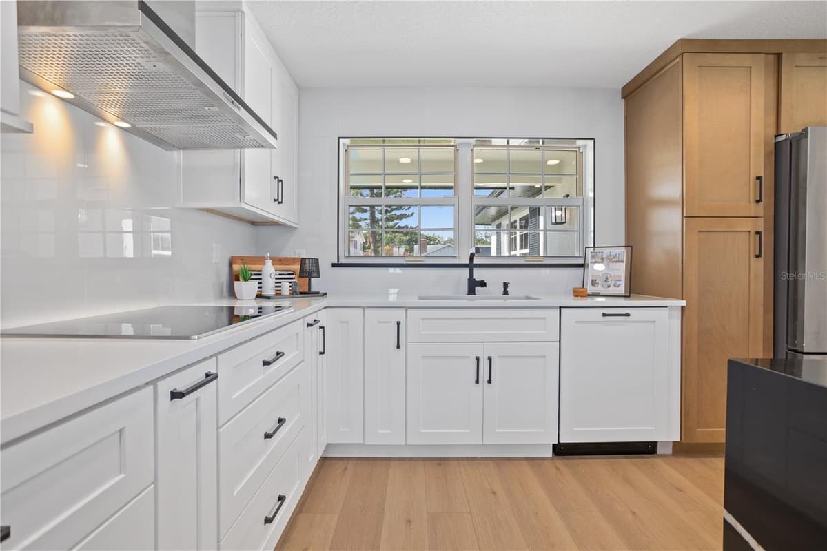 320 BENTON STREET — photo 11 of 40