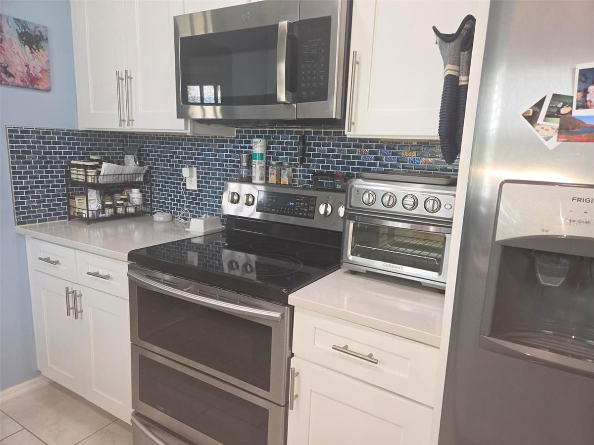 20 SATURN AVENUE — photo 9 of 40
