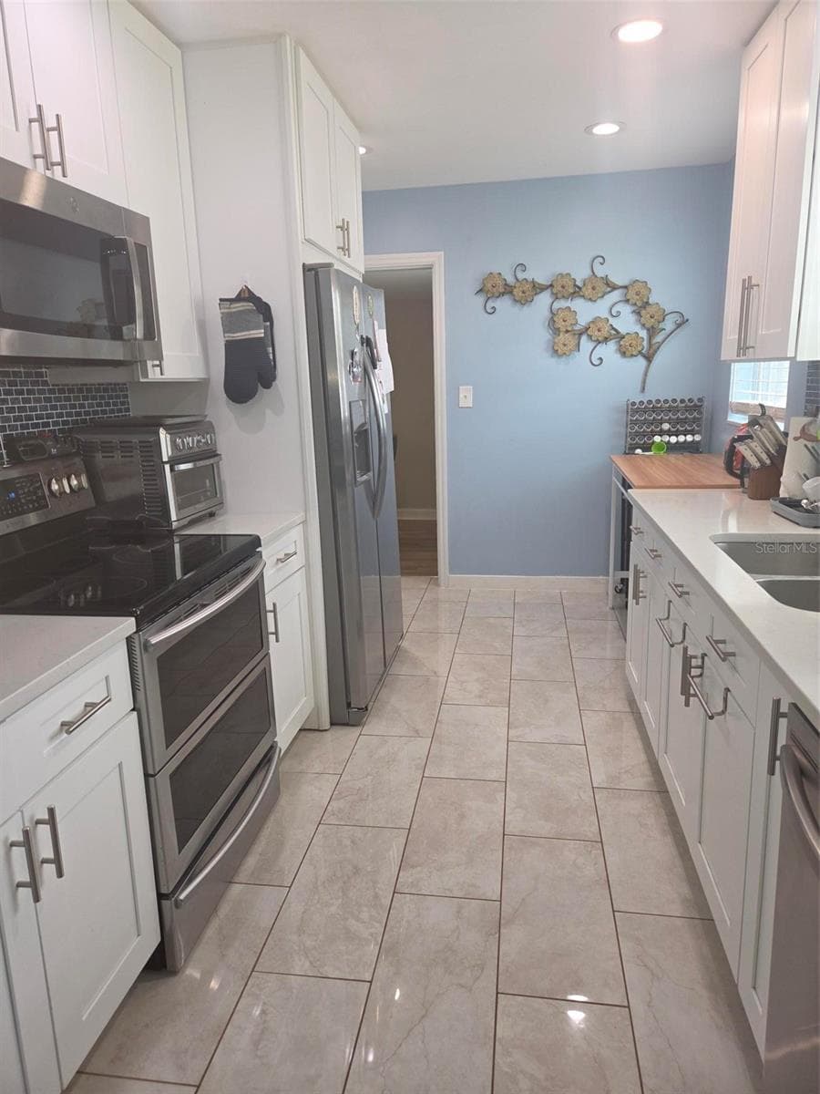20 SATURN AVENUE — photo 11 of 40