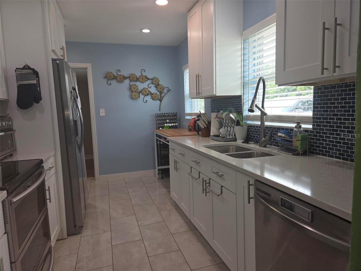 20 SATURN AVENUE — photo 10 of 40
