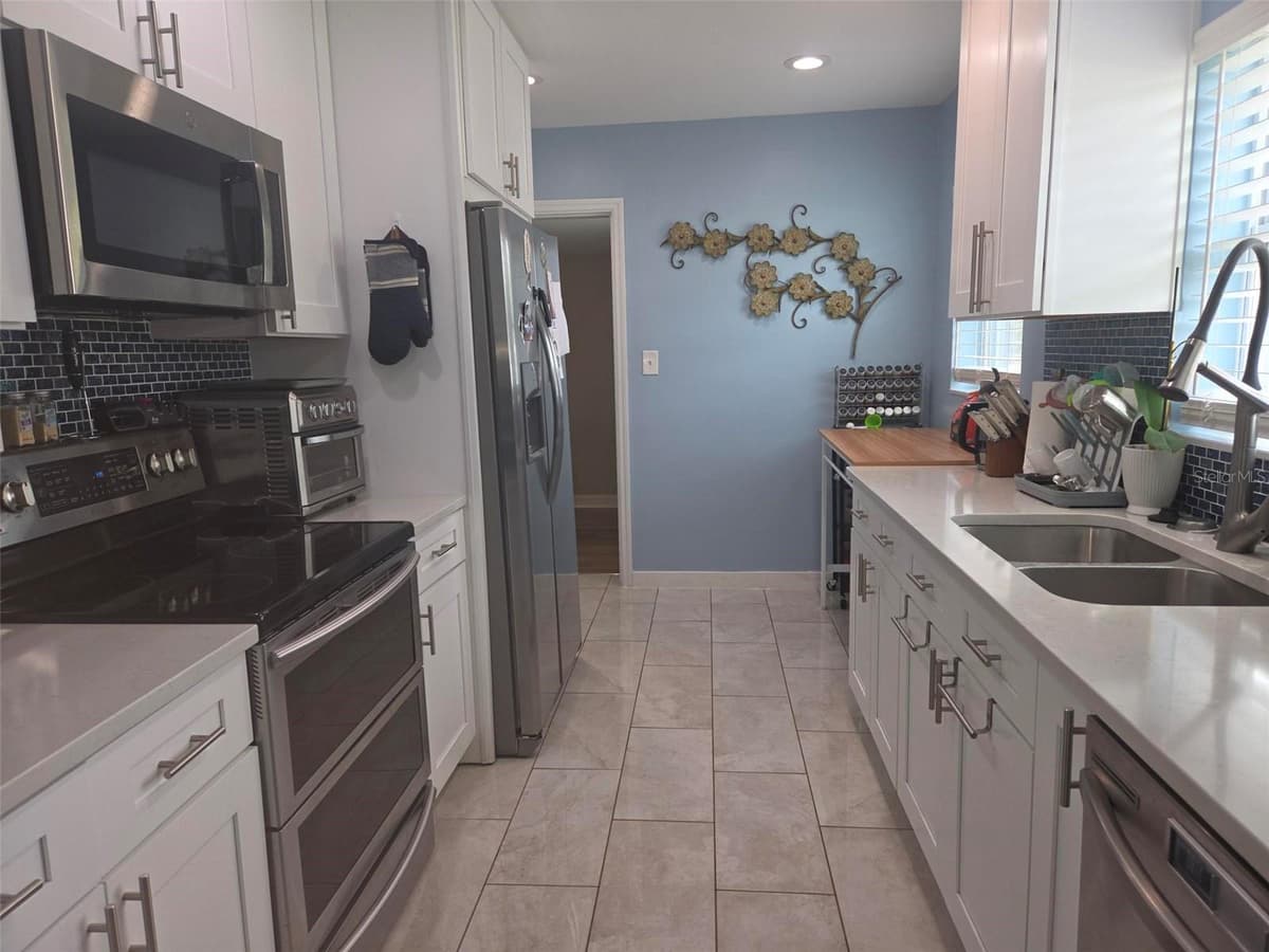 20 SATURN AVENUE — photo 8 of 40
