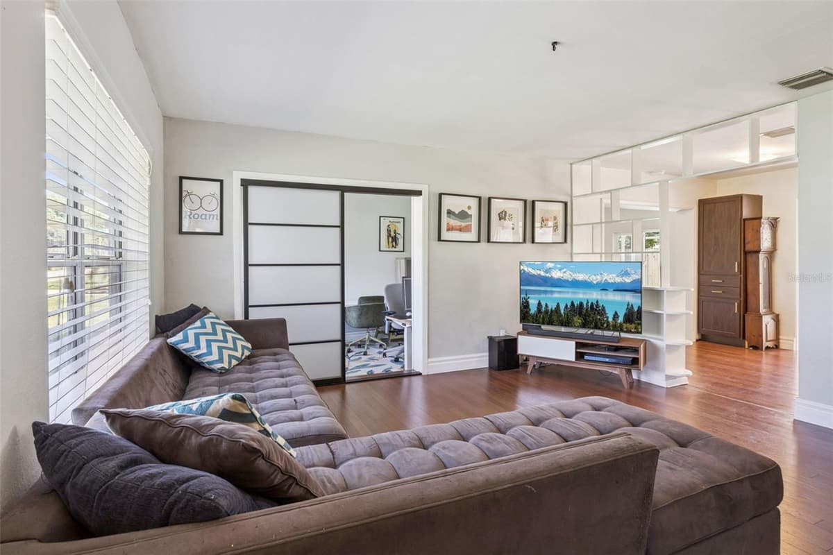 707 CRYSTAL LAKE DRIVE — photo 6 of 46