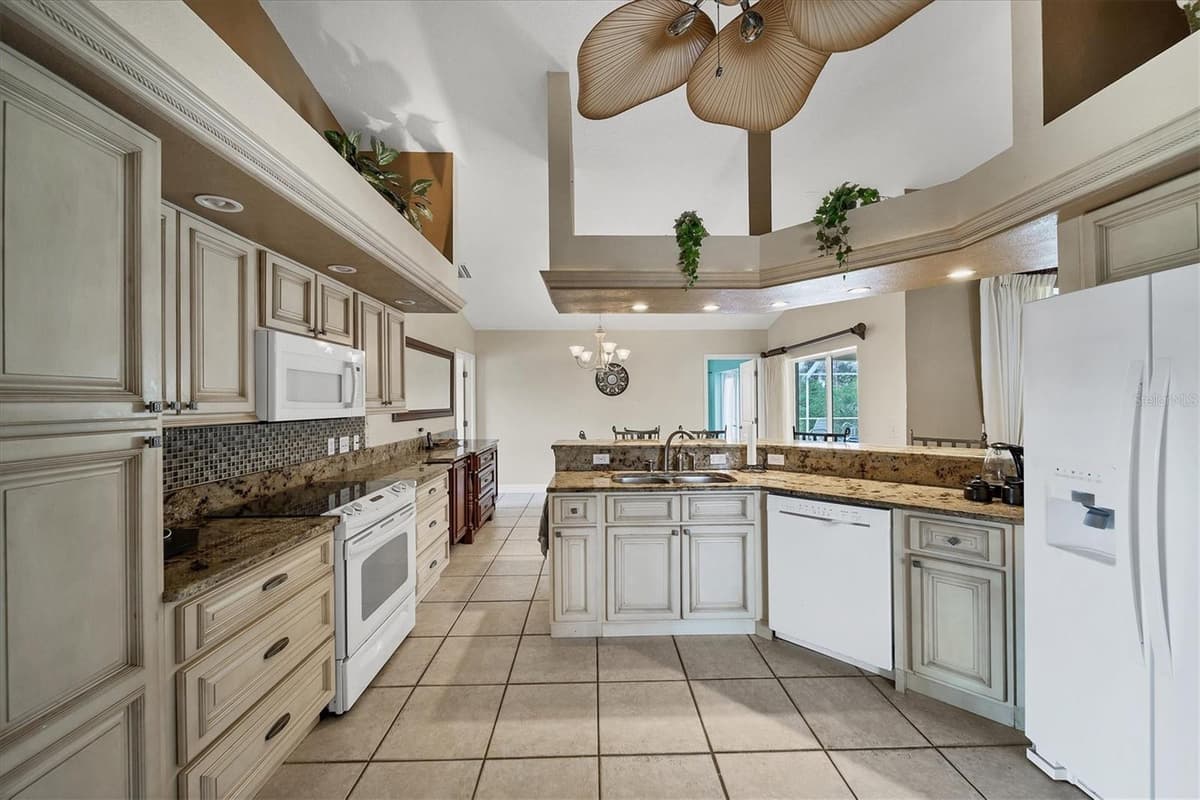 36 PINE VALLEY COURT — photo 10 of 42