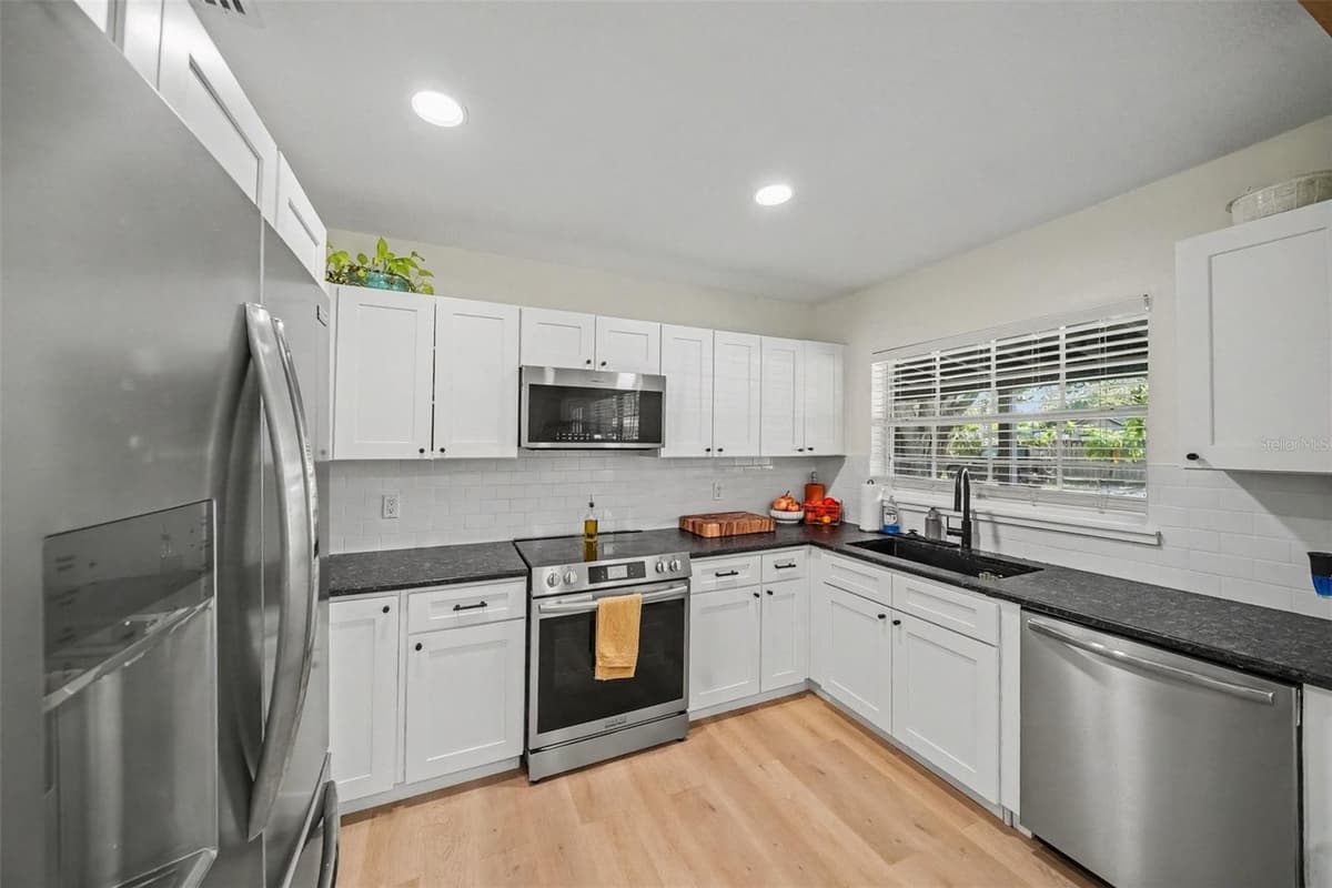 4636 BAY COURT AVENUE — photo 6 of 30