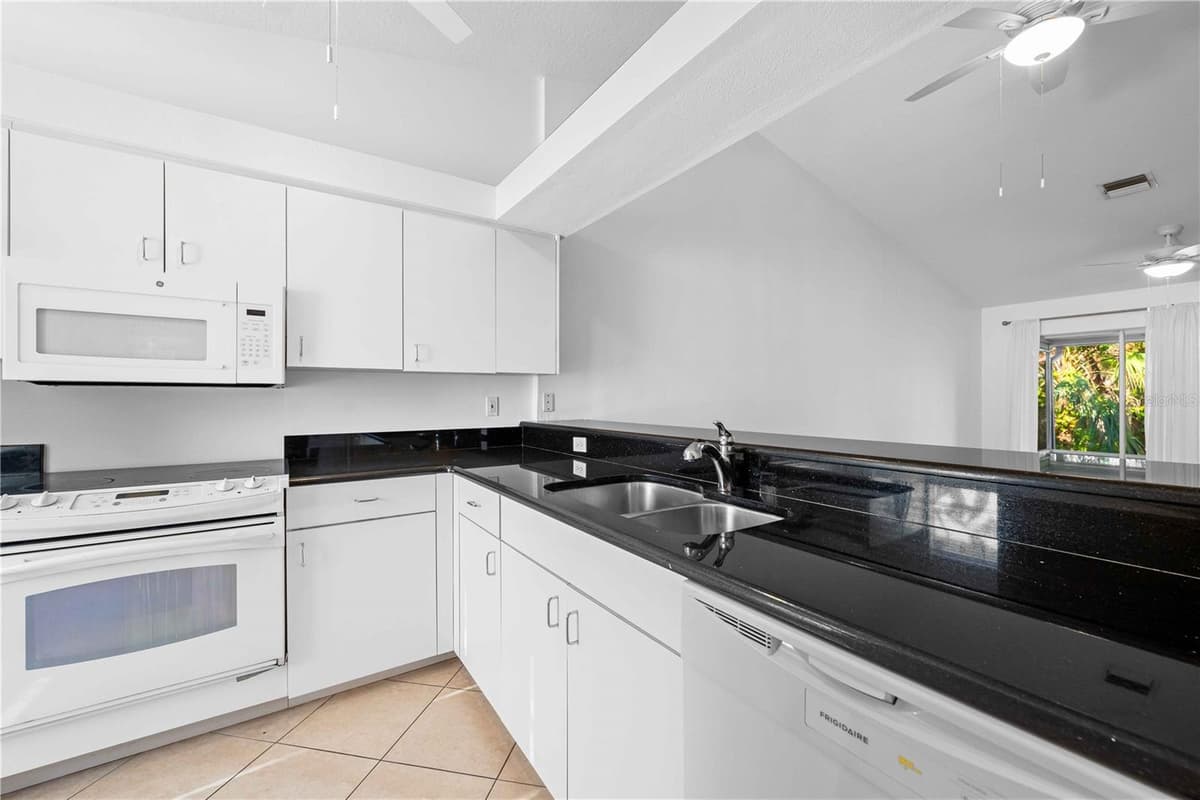 630 JEFFERSON AVENUE — photo 12 of 28