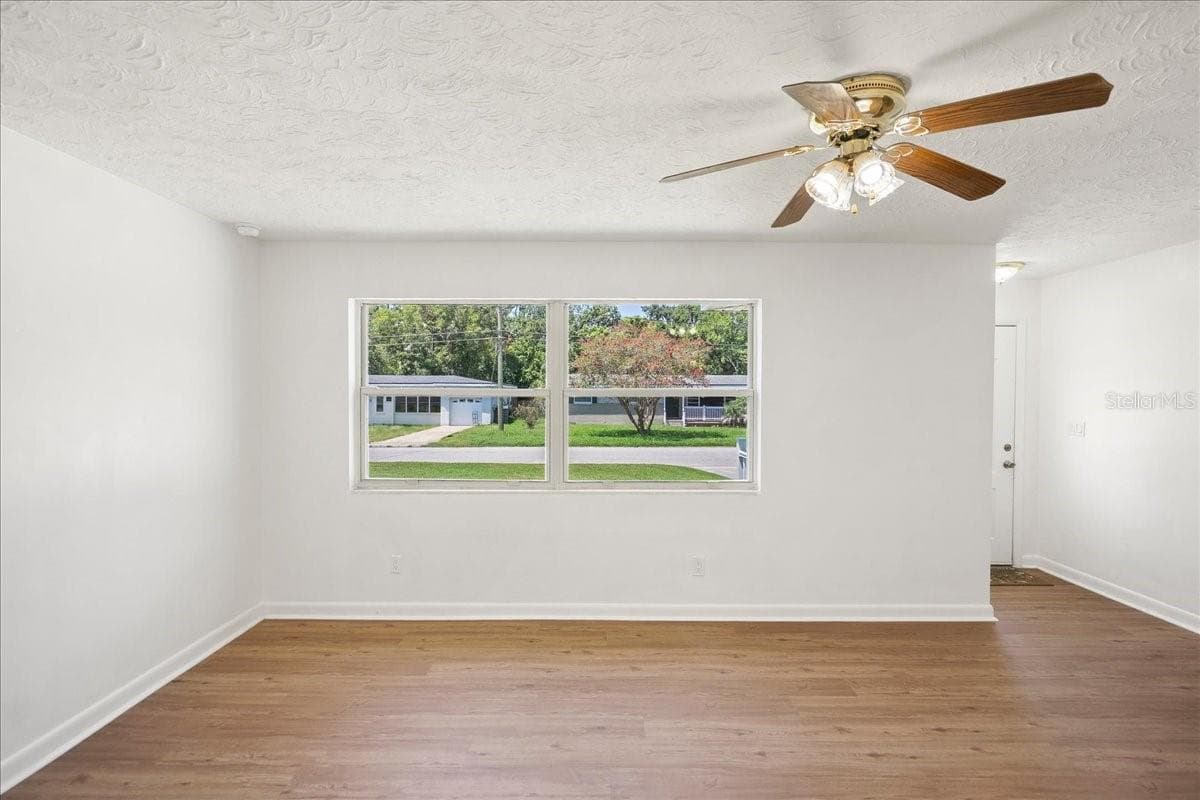 2125 LOU DRIVE — photo 6 of 53