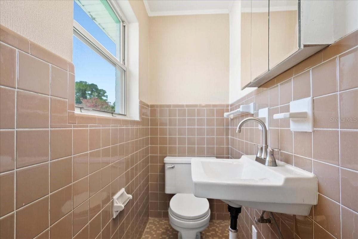 2125 LOU DRIVE — photo 33 of 53