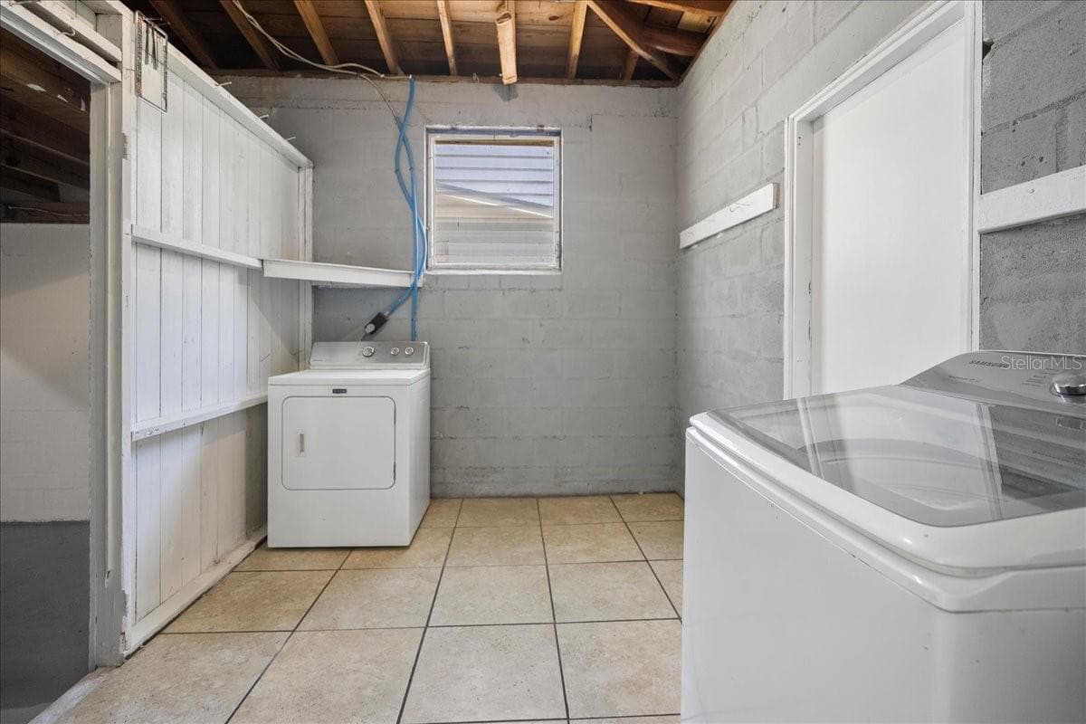 2125 LOU DRIVE — photo 40 of 53