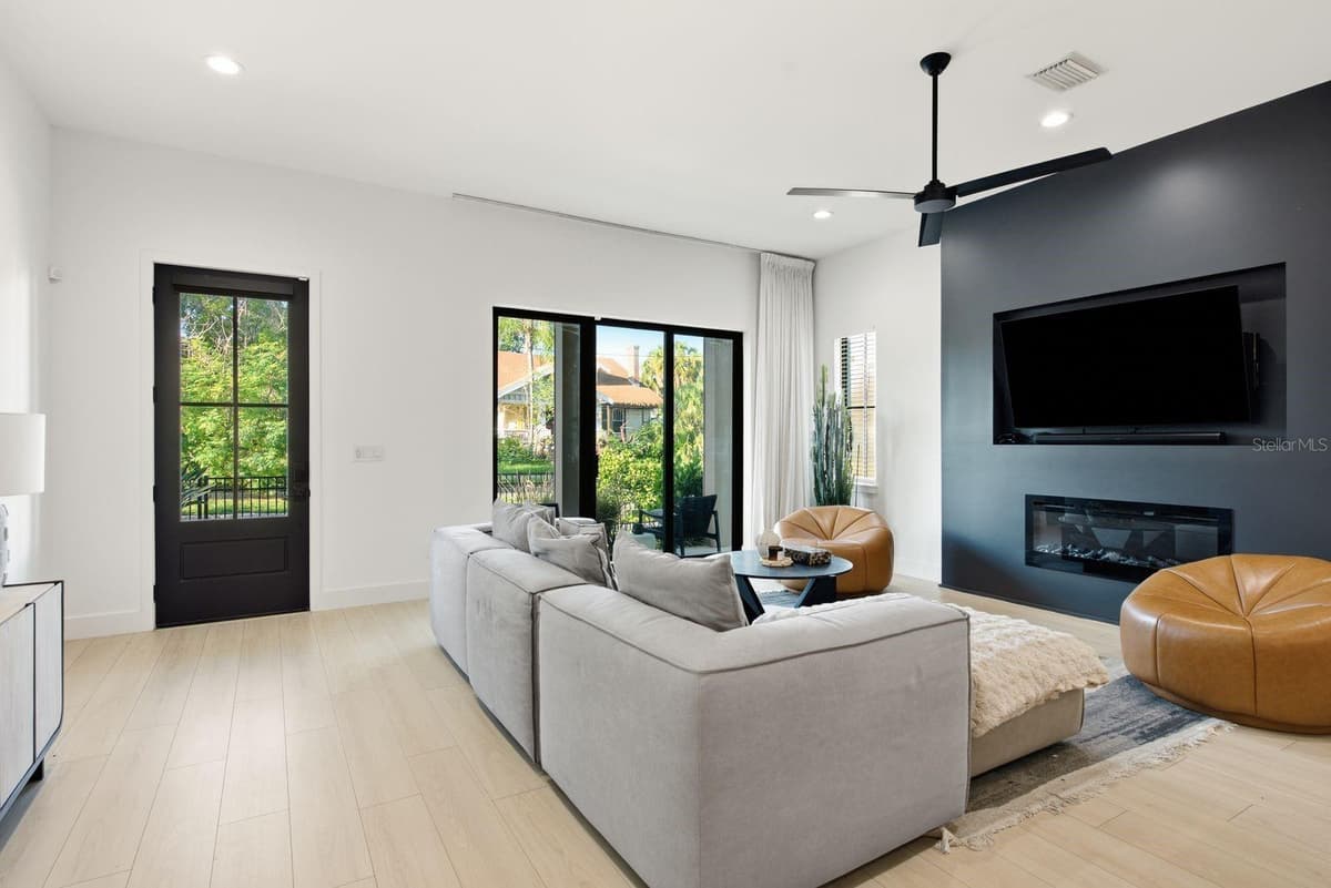 501 WARREN AVENUE — photo 10 of 58