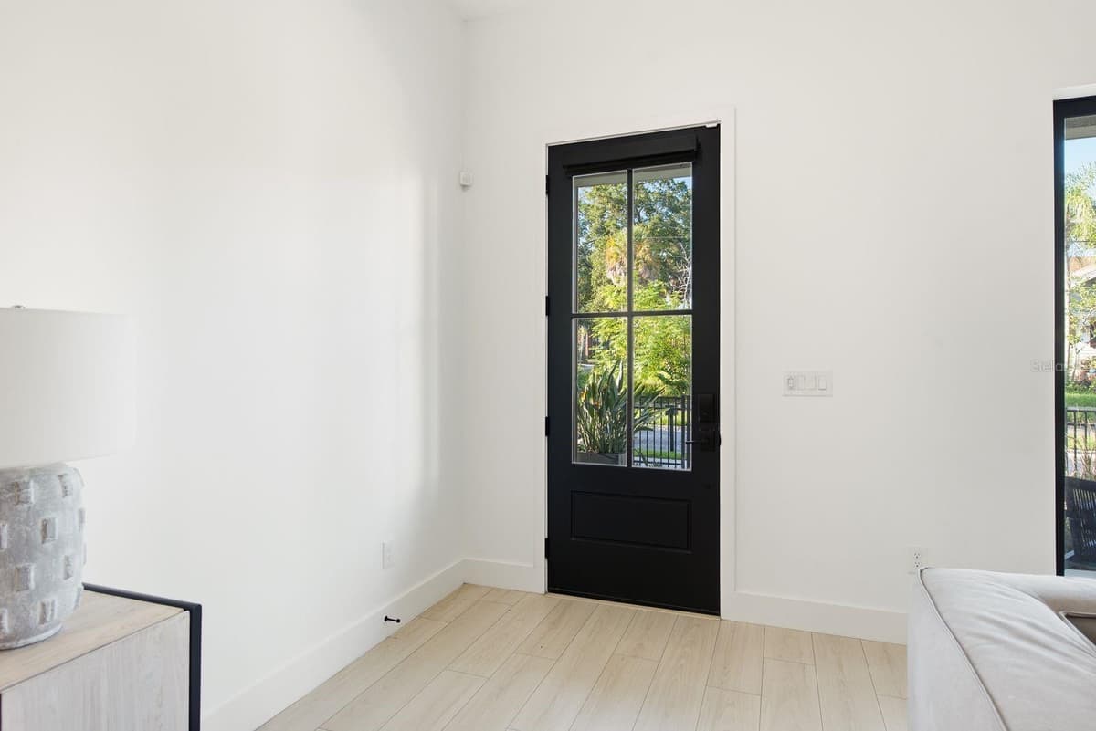 501 WARREN AVENUE — photo 8 of 58