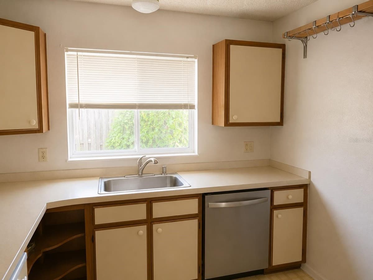 8803 PARLIAMENT COURT — photo 3 of 12