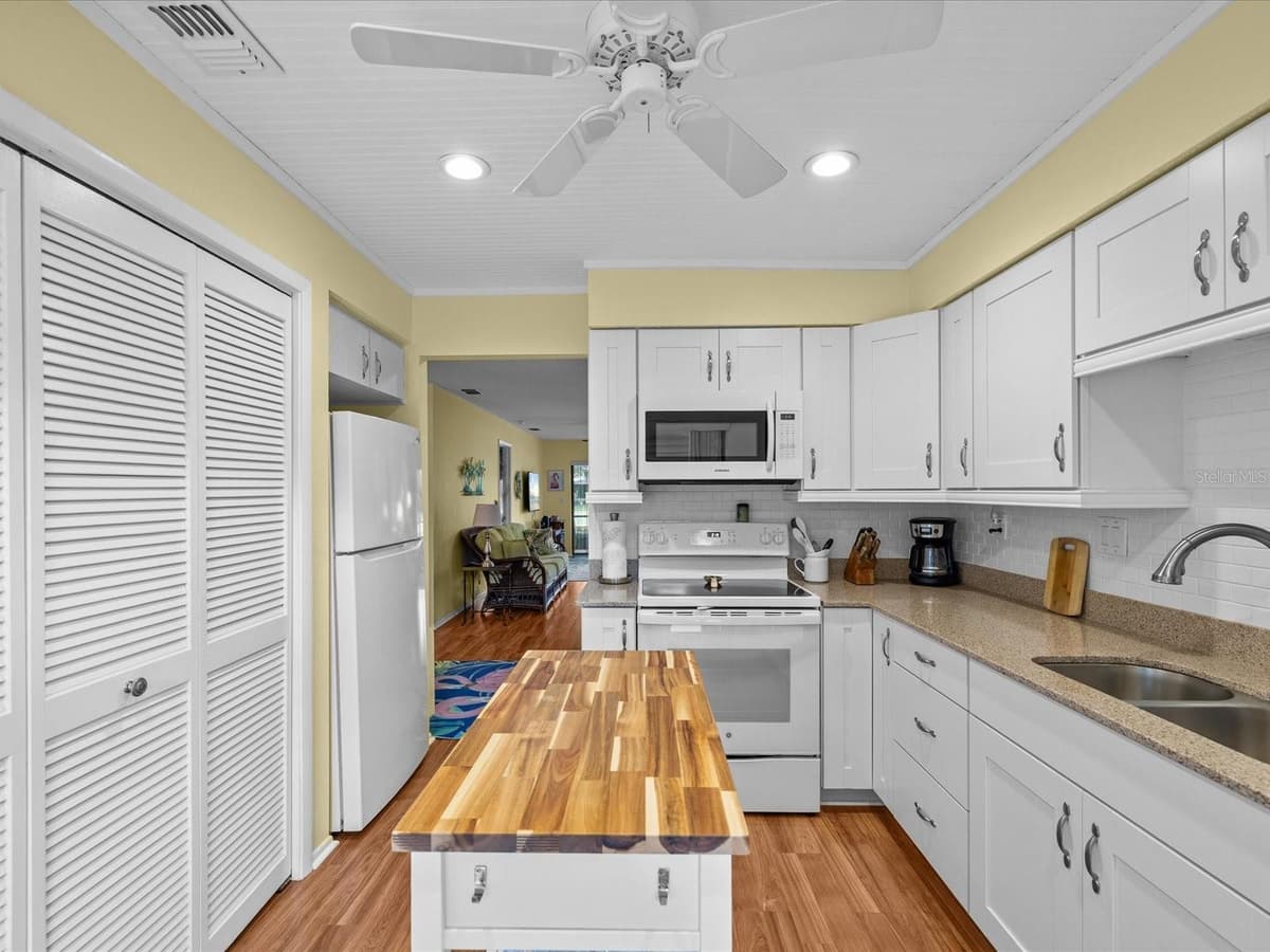 13002 WEDGEWOOD WAY — photo 10 of 59