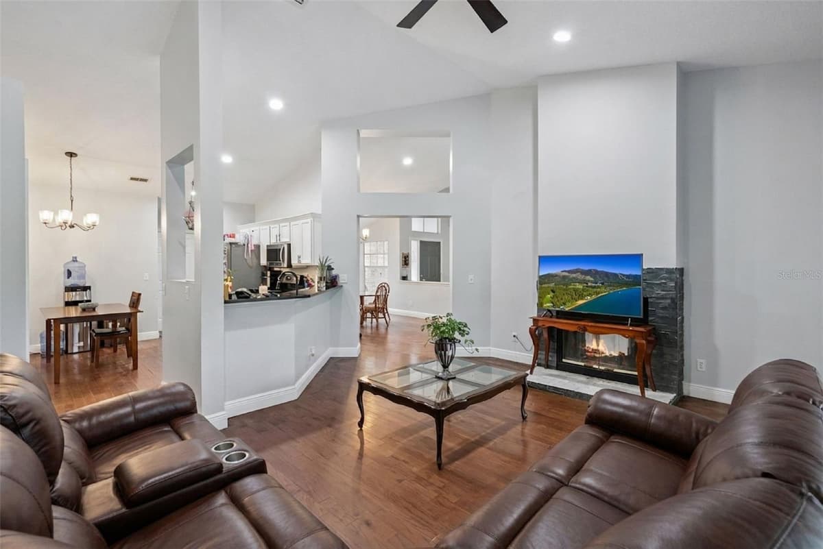 806 OAK FOREST COURT — photo 10 of 31