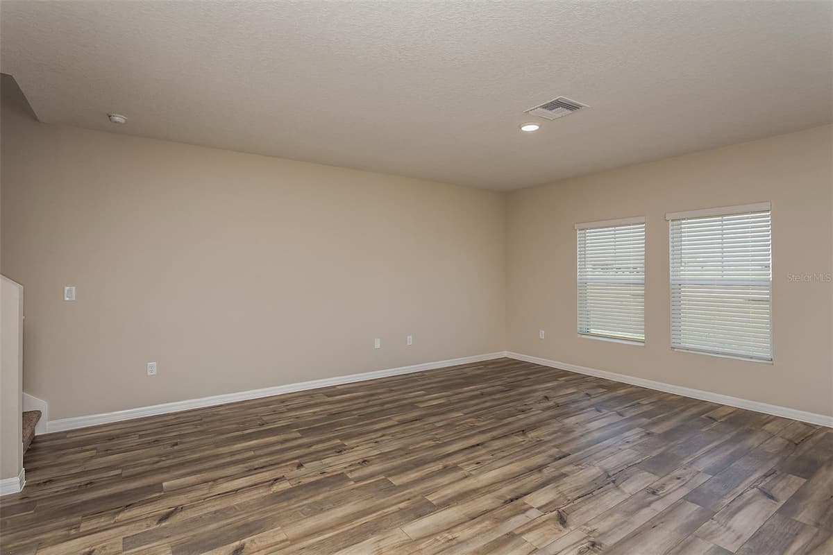 2154 LAWSON WAY — photo 13 of 27