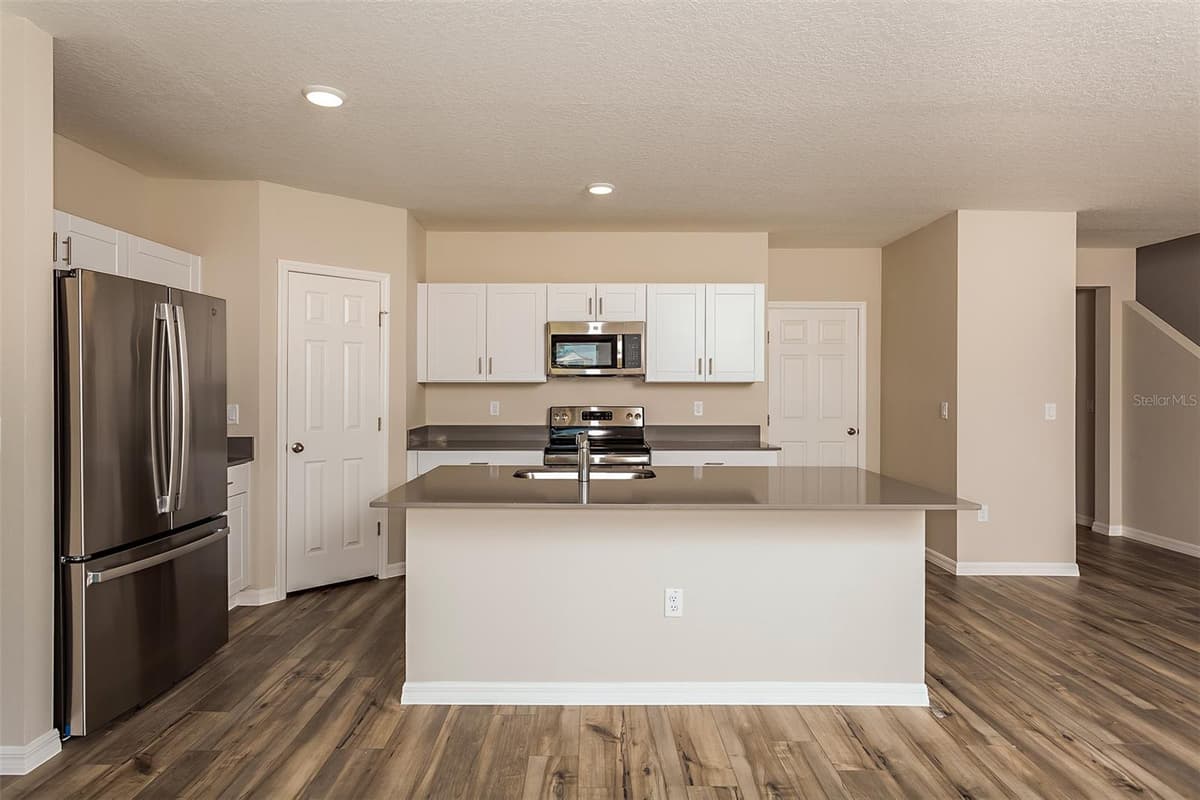 2154 LAWSON WAY — photo 7 of 27