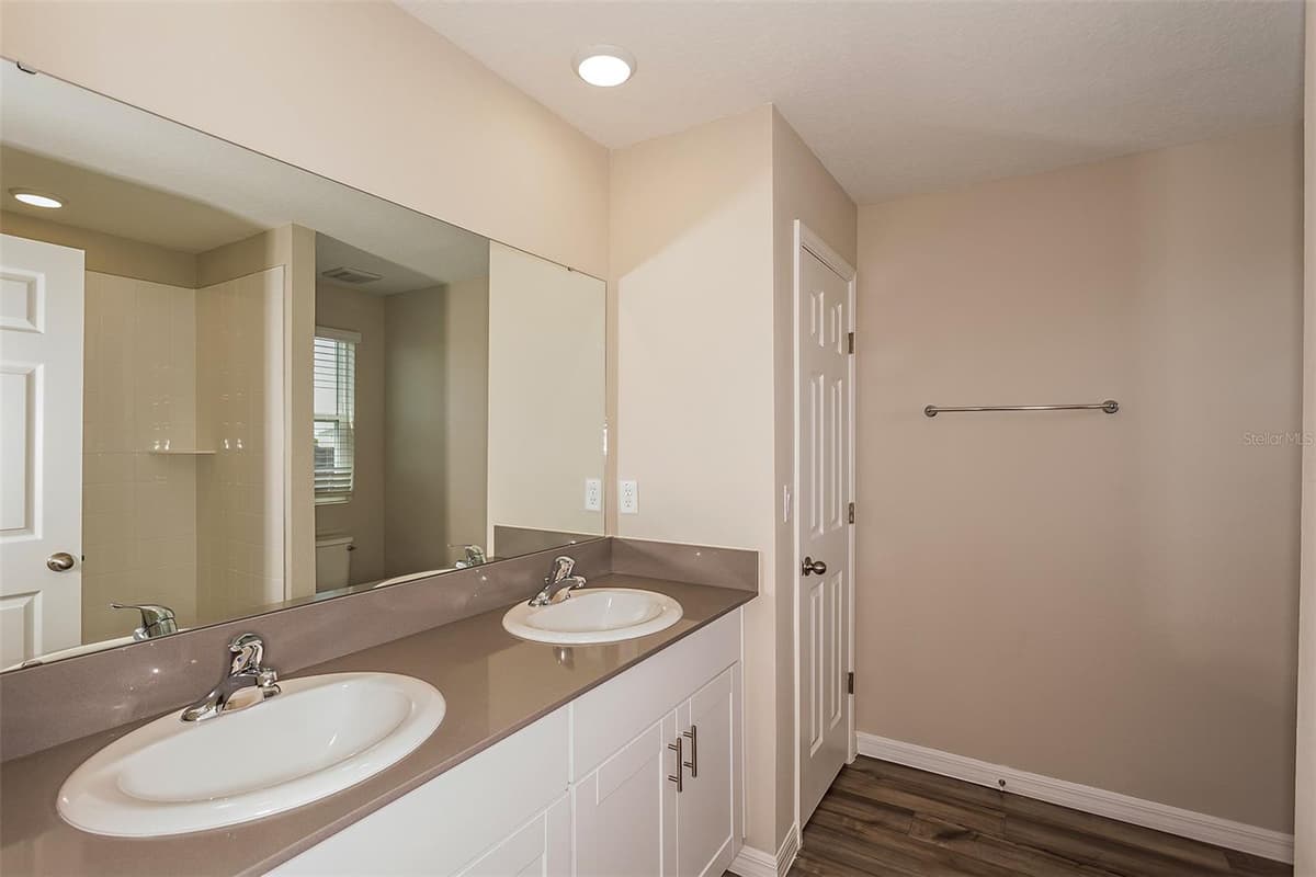 2154 LAWSON WAY — photo 5 of 27