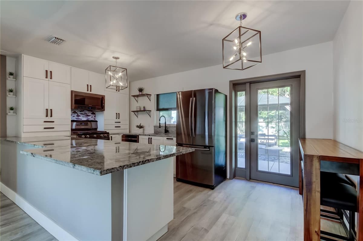 375 10TH AVENUE — photo 4 of 41