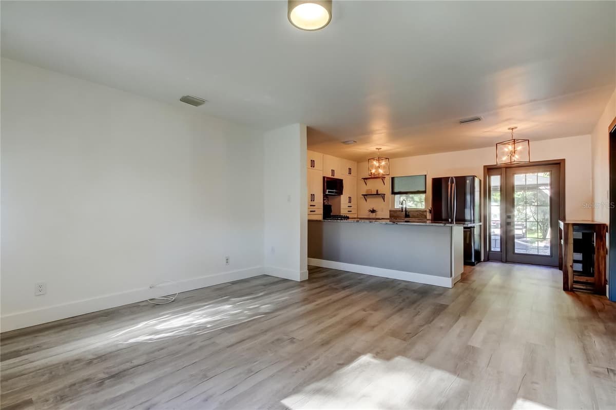 375 10TH AVENUE — photo 14 of 41