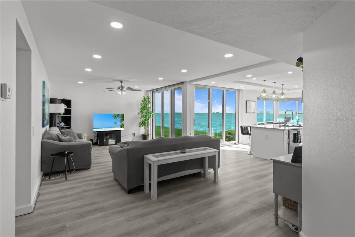 5505 LA PUERTA DEL SOL BOULEVARD — photo 3 of 39