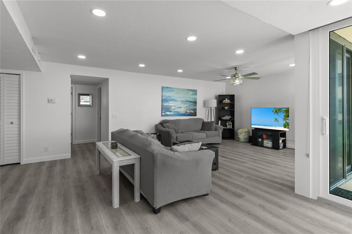 5505 LA PUERTA DEL SOL BOULEVARD — photo 4 of 39