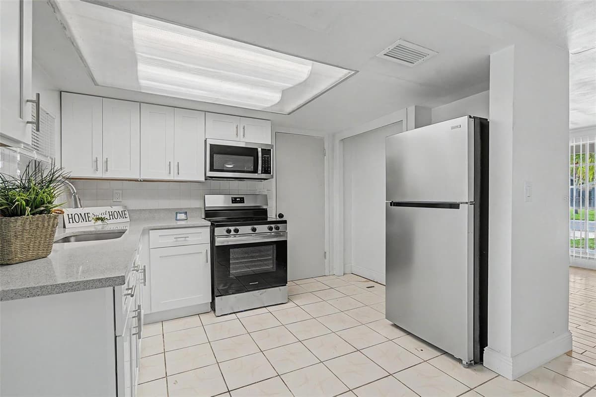 3909 SAIL DRIVE — photo 7 of 40