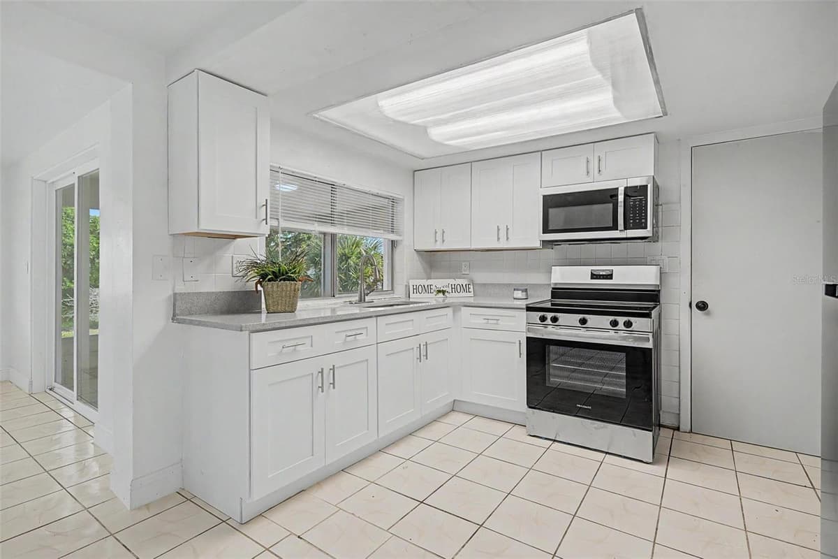 3909 SAIL DRIVE — photo 8 of 40