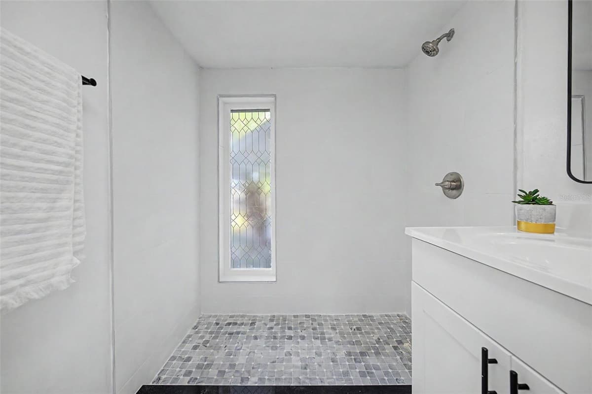 3909 SAIL DRIVE — photo 15 of 40
