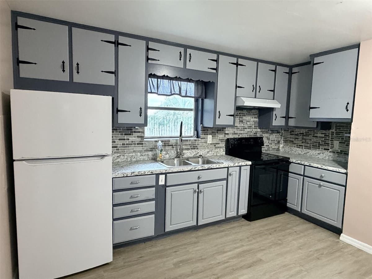 1025 4TH STREET — photo 3 of 19