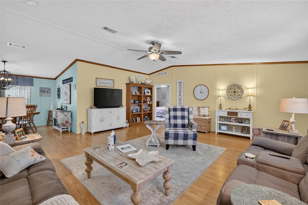 704 KIMBERLY AVENUE — photo 12 of 47