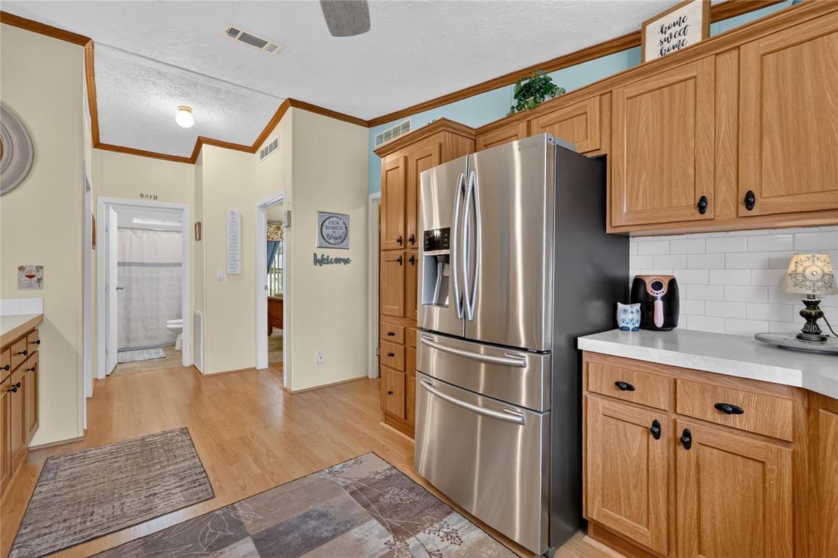 704 KIMBERLY AVENUE — photo 18 of 47