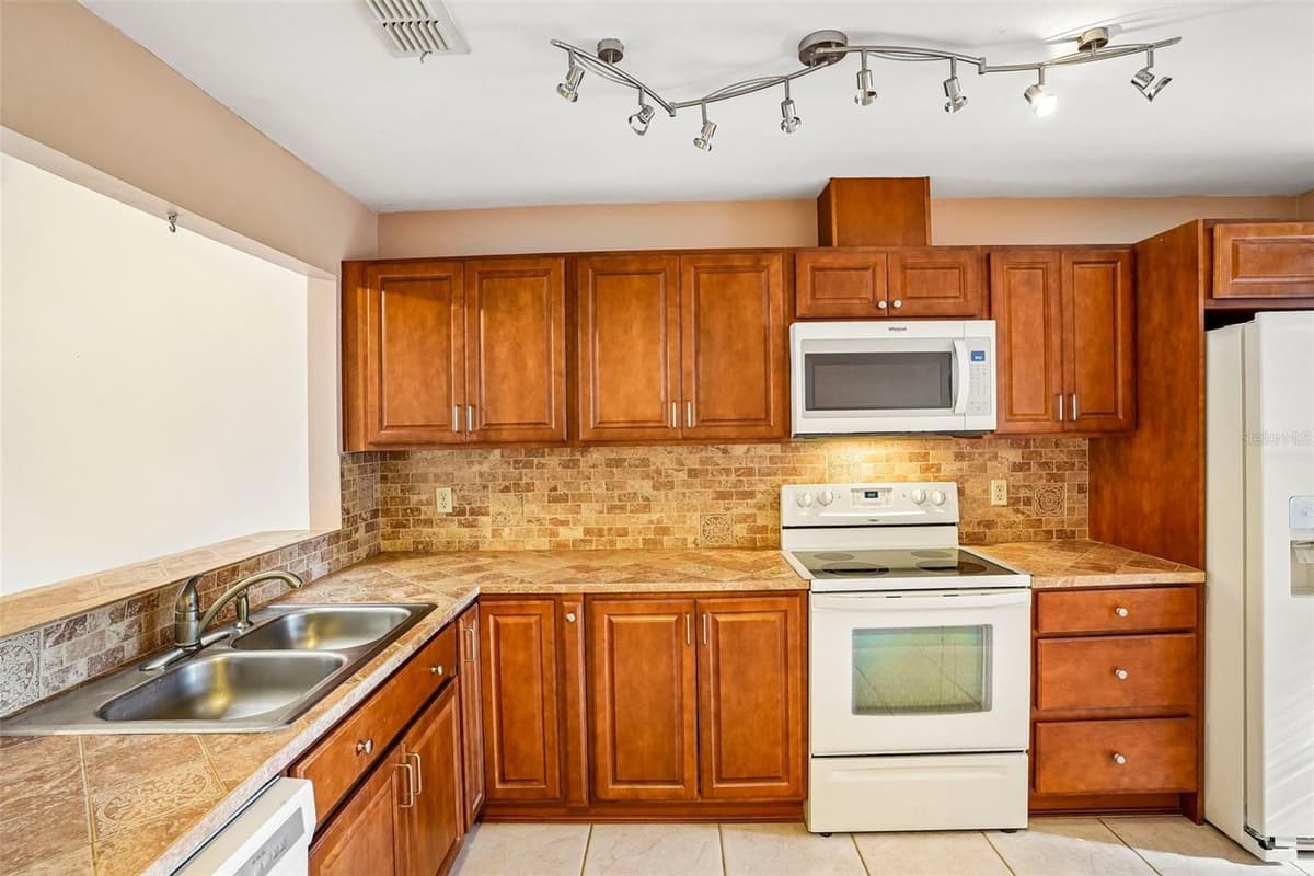 170 HILL STREET — photo 11 of 28