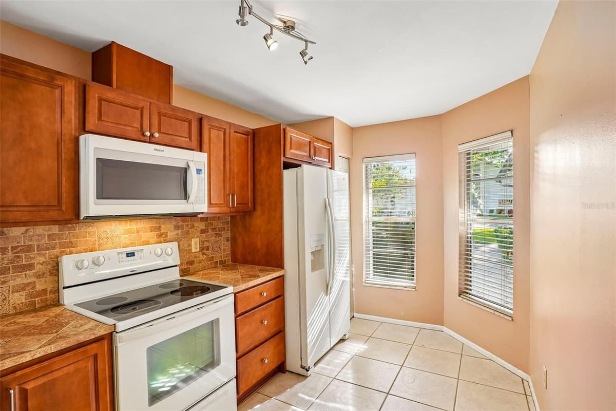 170 HILL STREET — photo 10 of 28