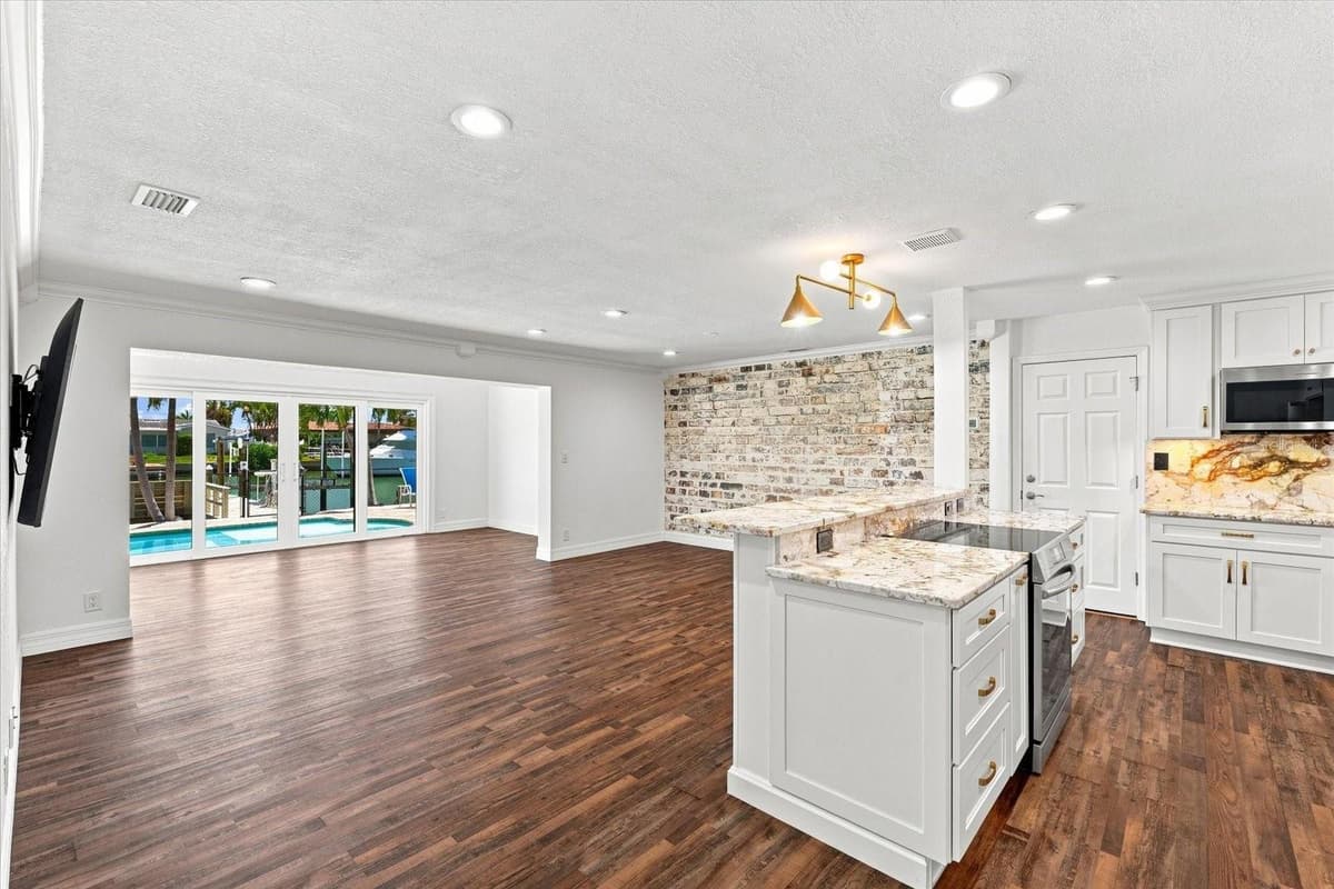 7852 CAUSEWAY BOULEVARD — photo 17 of 64