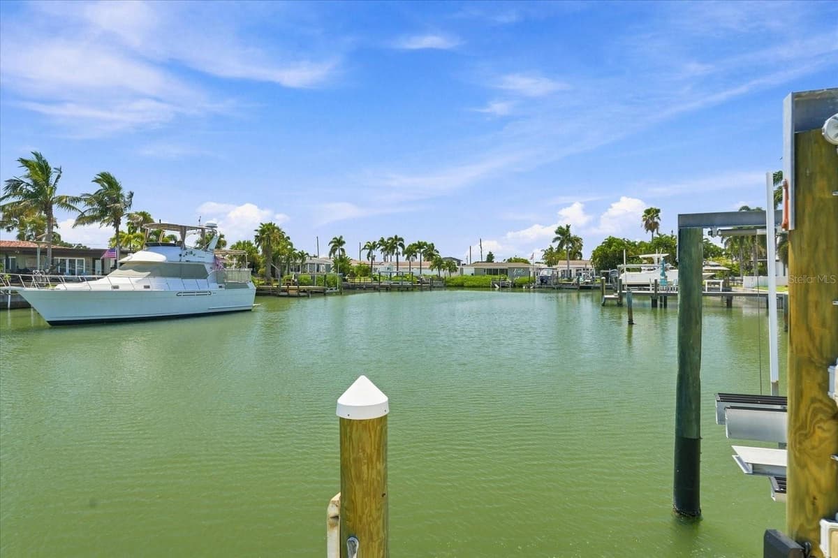 7852 CAUSEWAY BOULEVARD — photo 5 of 64