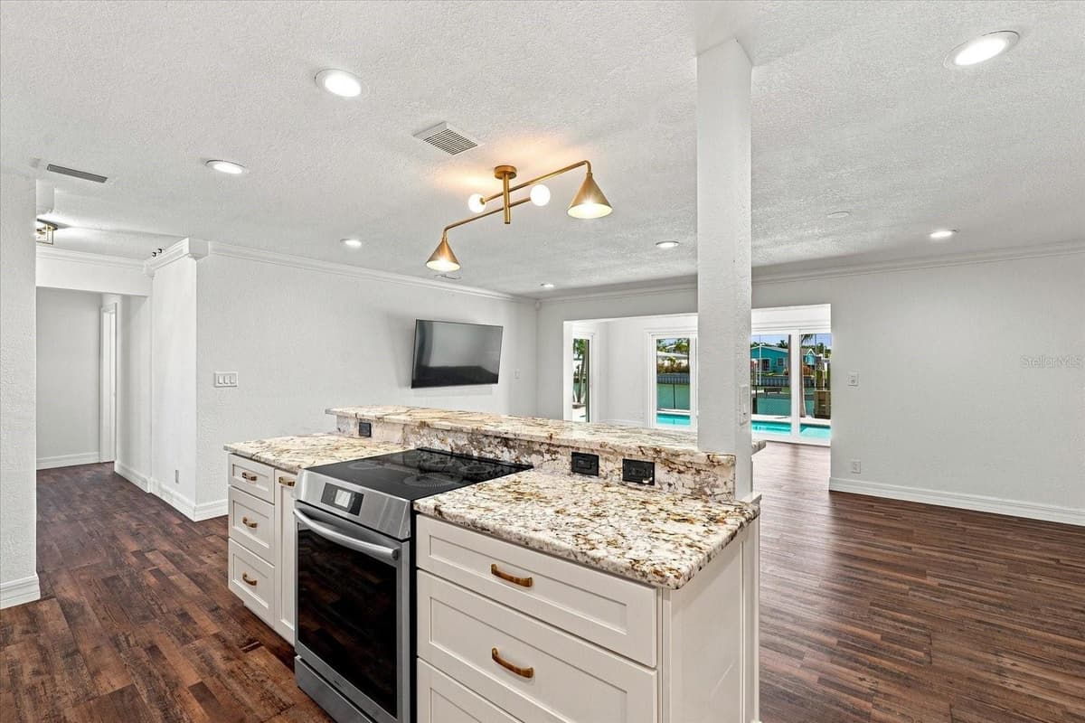 7852 CAUSEWAY BOULEVARD — photo 23 of 64