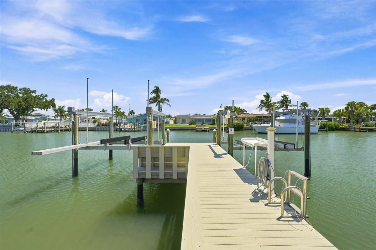 7852 CAUSEWAY BOULEVARD — photo 6 of 64