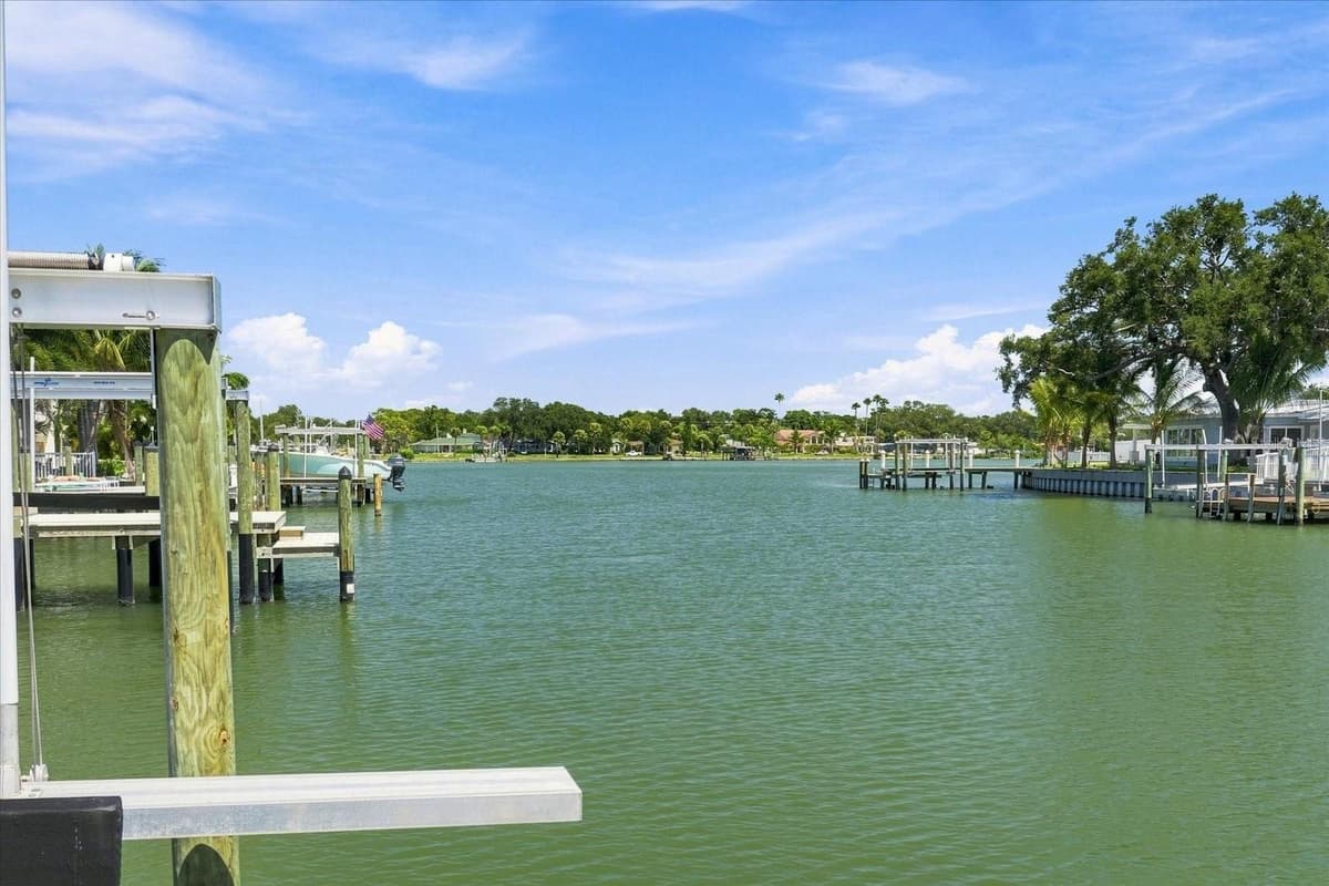 7852 CAUSEWAY BOULEVARD — photo 4 of 64