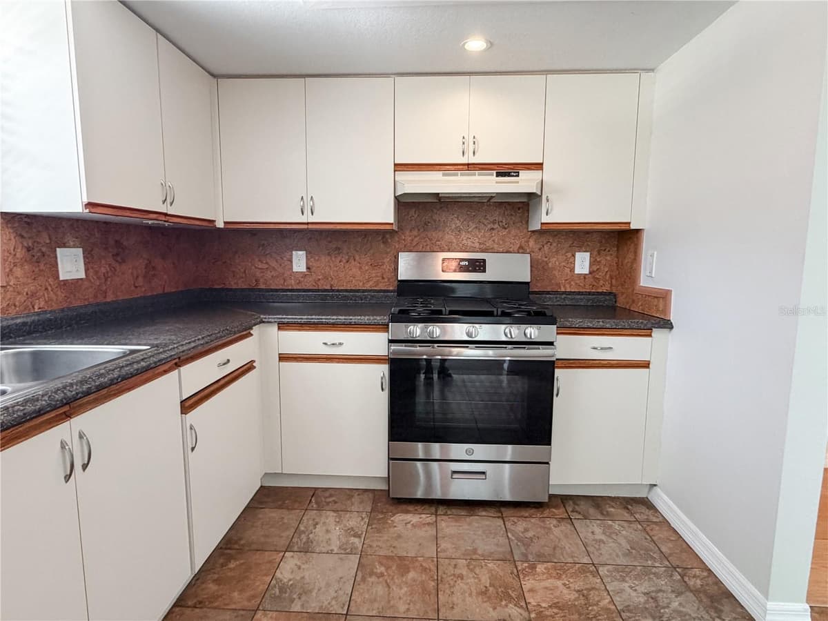 5920 80TH STREET — photo 10 of 40