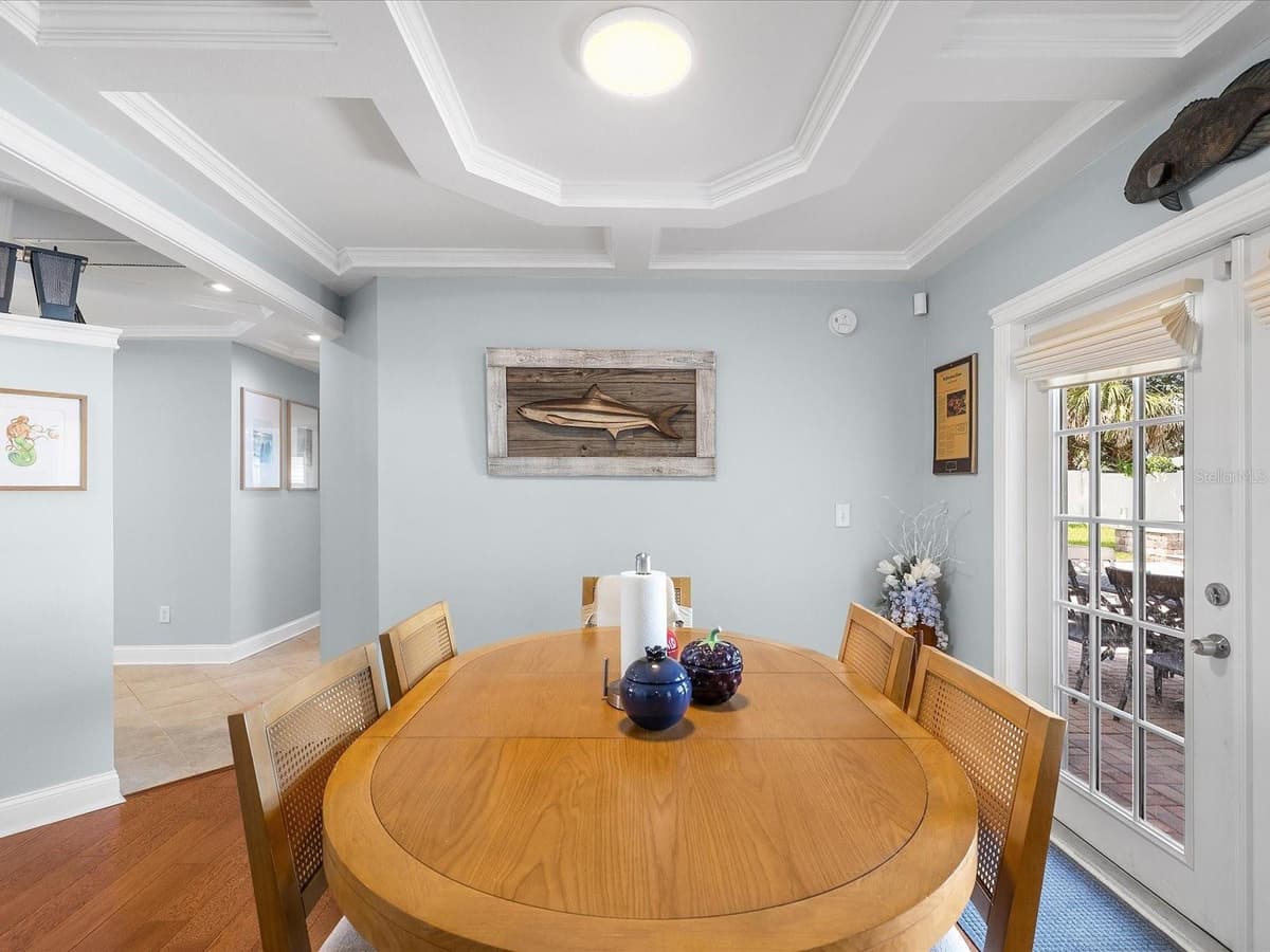 118 LIVE OAK LANE — photo 10 of 39